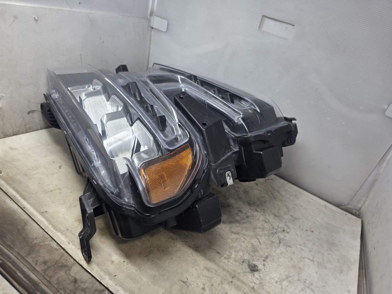 2022 SILVRDO15 RH HEADLAMP NICE CONDITION 25K 32881 - image 9