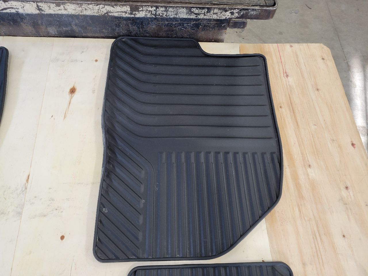 2022 SILVRDO15 GM ALL WEATHER FLOOR MATS RUBBER SET 32890 - image 4