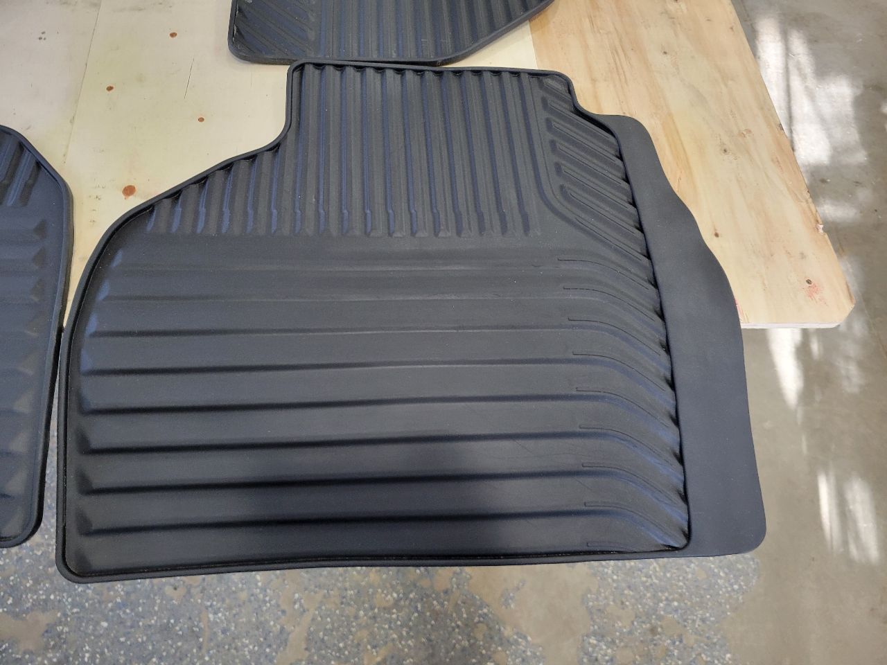 2022 SILVRDO15 GM ALL WEATHER FLOOR MATS RUBBER SET 32890 - image 5