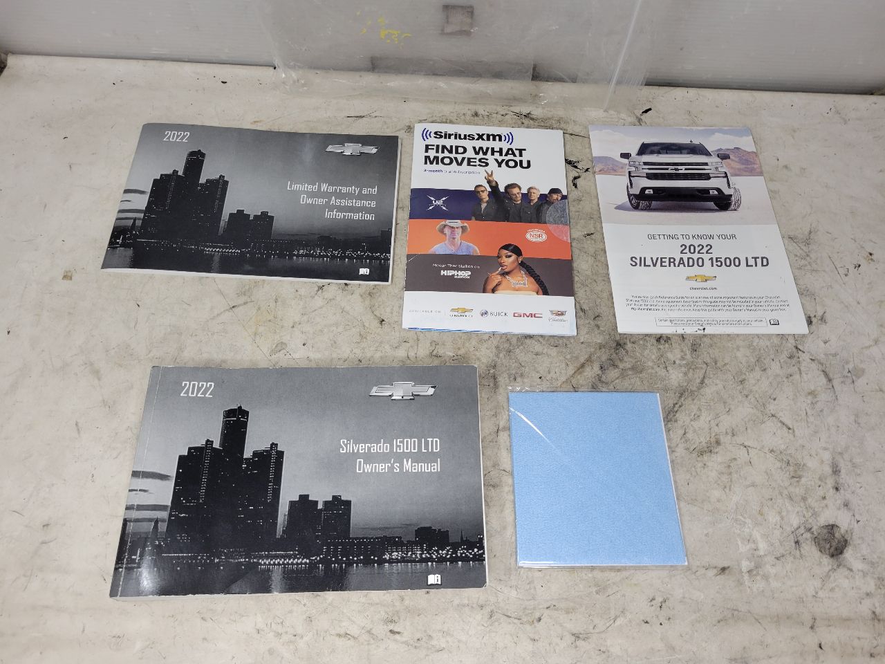 2022 SILVRDO15 2022 SILVERADO OWNERS MANUAL 32892 - image 2