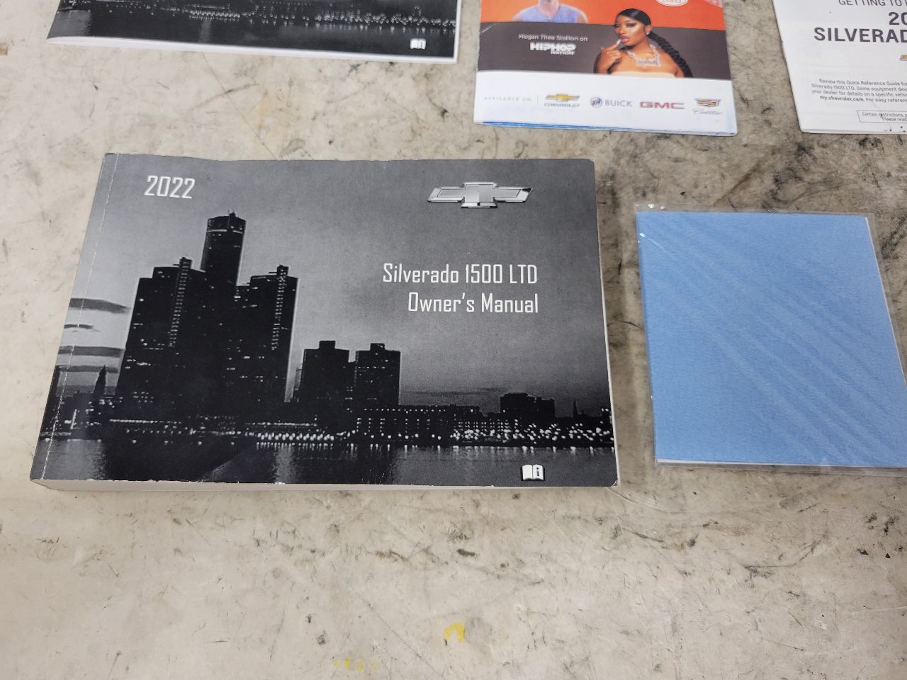 2022 SILVRDO15 2022 SILVERADO OWNERS MANUAL 32892 - image 4