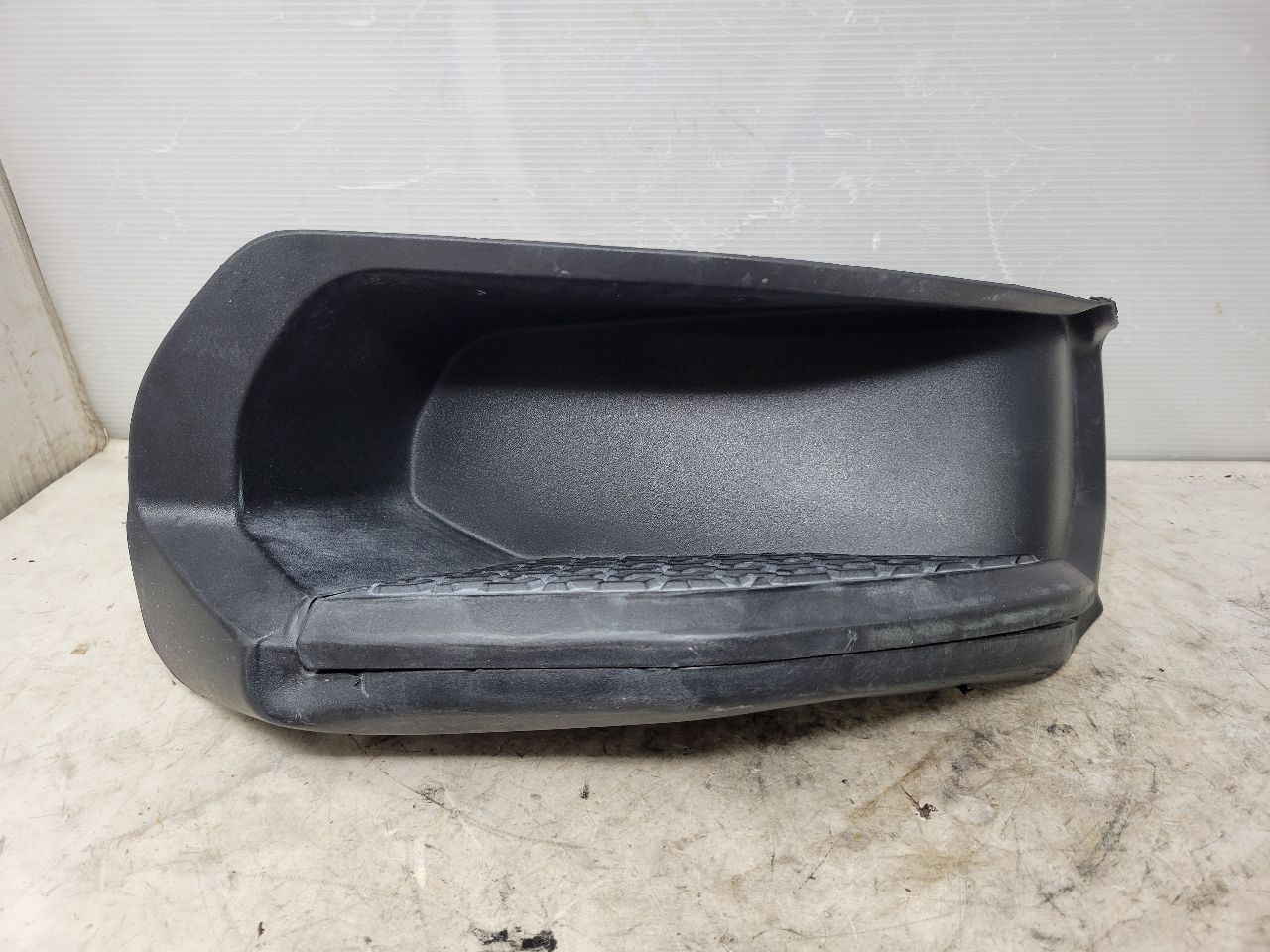2022 SILVRDO15 LH BUMPER STEP INSERT & PAD OEM 32916 - image 1