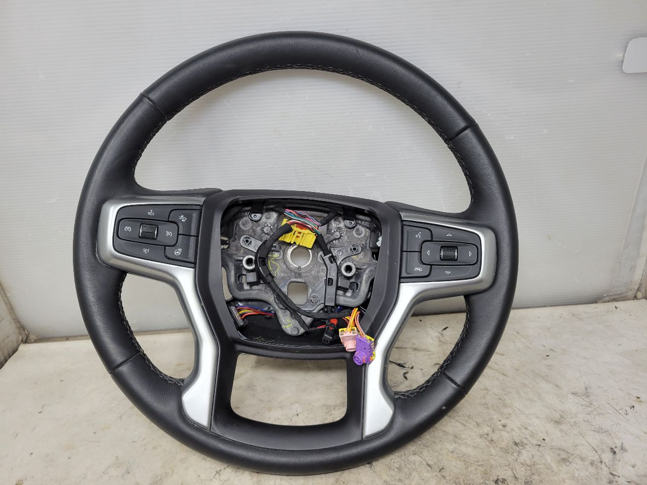 2022 SILVRDO15 BLACK LEATHER HEATED STEERING WHEEL 32918 - image 1