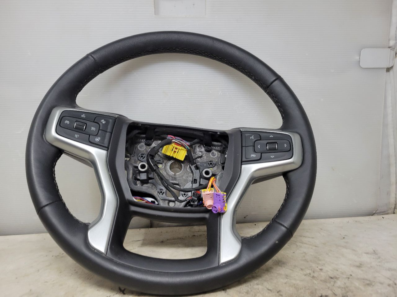 2022 SILVRDO15 BLACK LEATHER HEATED STEERING WHEEL 32918 - image 2