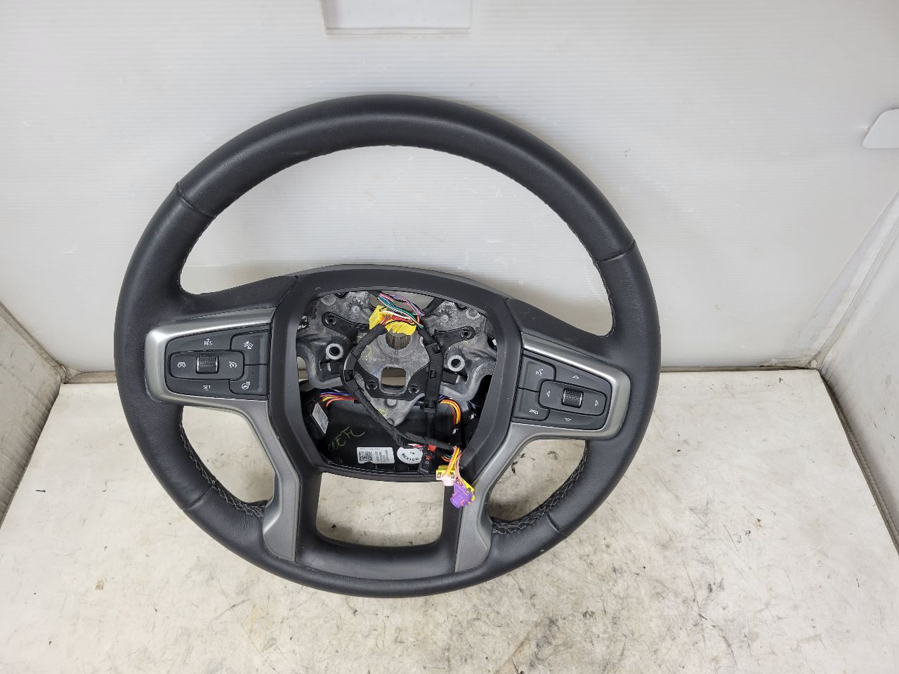 2022 SILVRDO15 BLACK LEATHER HEATED STEERING WHEEL 32918 - image 3