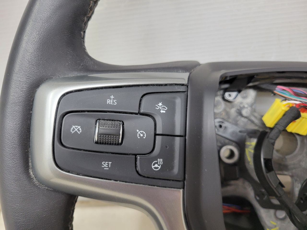 2022 SILVRDO15 BLACK LEATHER HEATED STEERING WHEEL 32918 - image 4