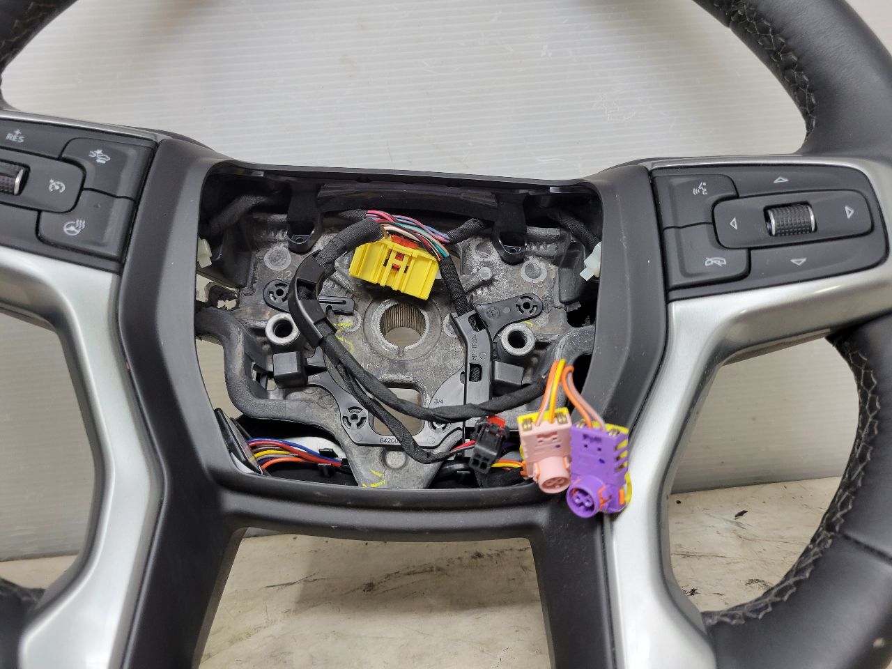 2022 SILVRDO15 BLACK LEATHER HEATED STEERING WHEEL 32918 - image 6