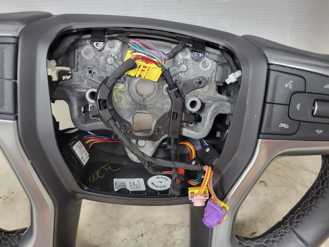 2022 SILVRDO15 BLACK LEATHER HEATED STEERING WHEEL 32918 - image 7