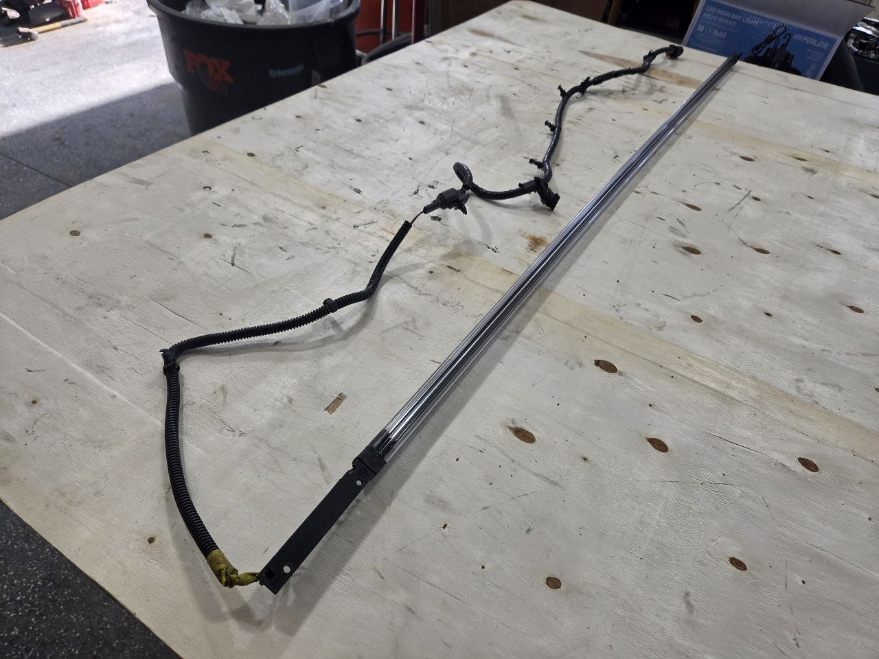 2019 ESCALADE LH DRIVER RUNNING BOARD LIGHT ONLY 32940 - image 2