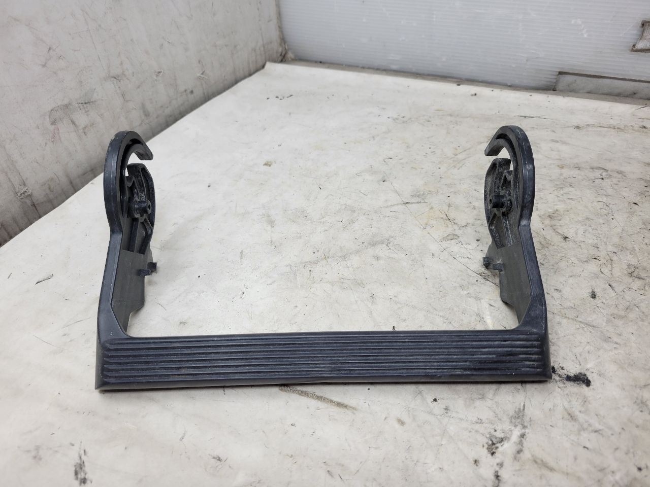 2019 ESCALADE FUSE BLOCK LOCKING HANDLE ONLY 32946 - image 1
