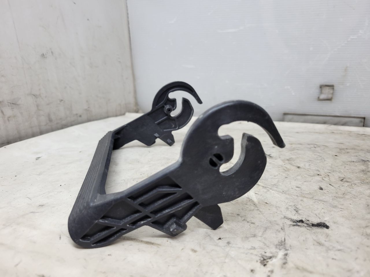 2019 ESCALADE FUSE BLOCK LOCKING HANDLE ONLY 32946 - image 3
