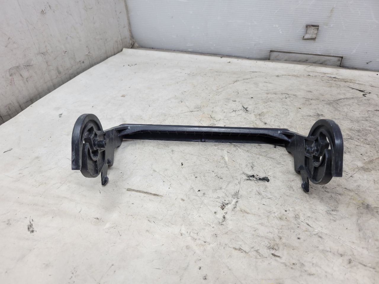 2019 ESCALADE FUSE BLOCK LOCKING HANDLE ONLY 32946 - image 4