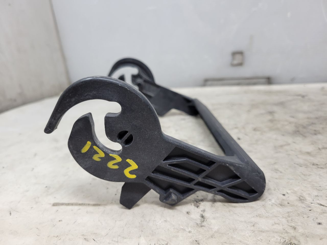 2019 ESCALADE FUSE BLOCK LOCKING HANDLE ONLY 32946 - image 5