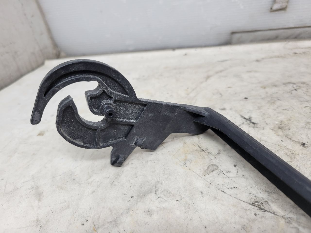 2019 ESCALADE FUSE BLOCK LOCKING HANDLE ONLY 32946 - image 6