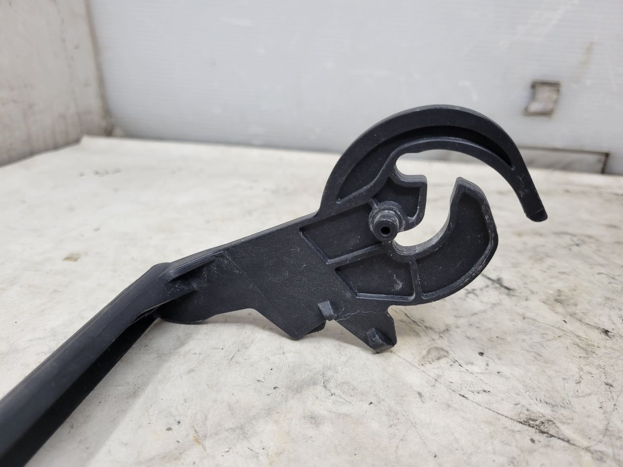 2019 ESCALADE FUSE BLOCK LOCKING HANDLE ONLY 32946 - image 7