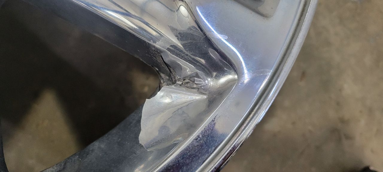 2013 YUKON OEM 20" DENALI CHROME WHEEL B COND 32962 - image 7