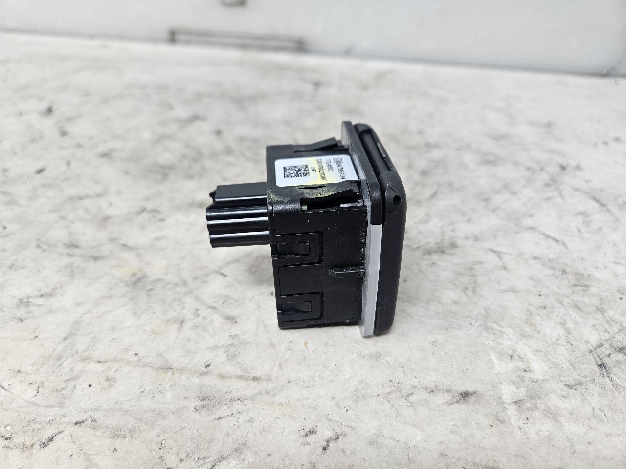 2023 SUBURBN15 HEADLIGHT 4WD TRAILER SWITCH TRIM 32971 - image 5