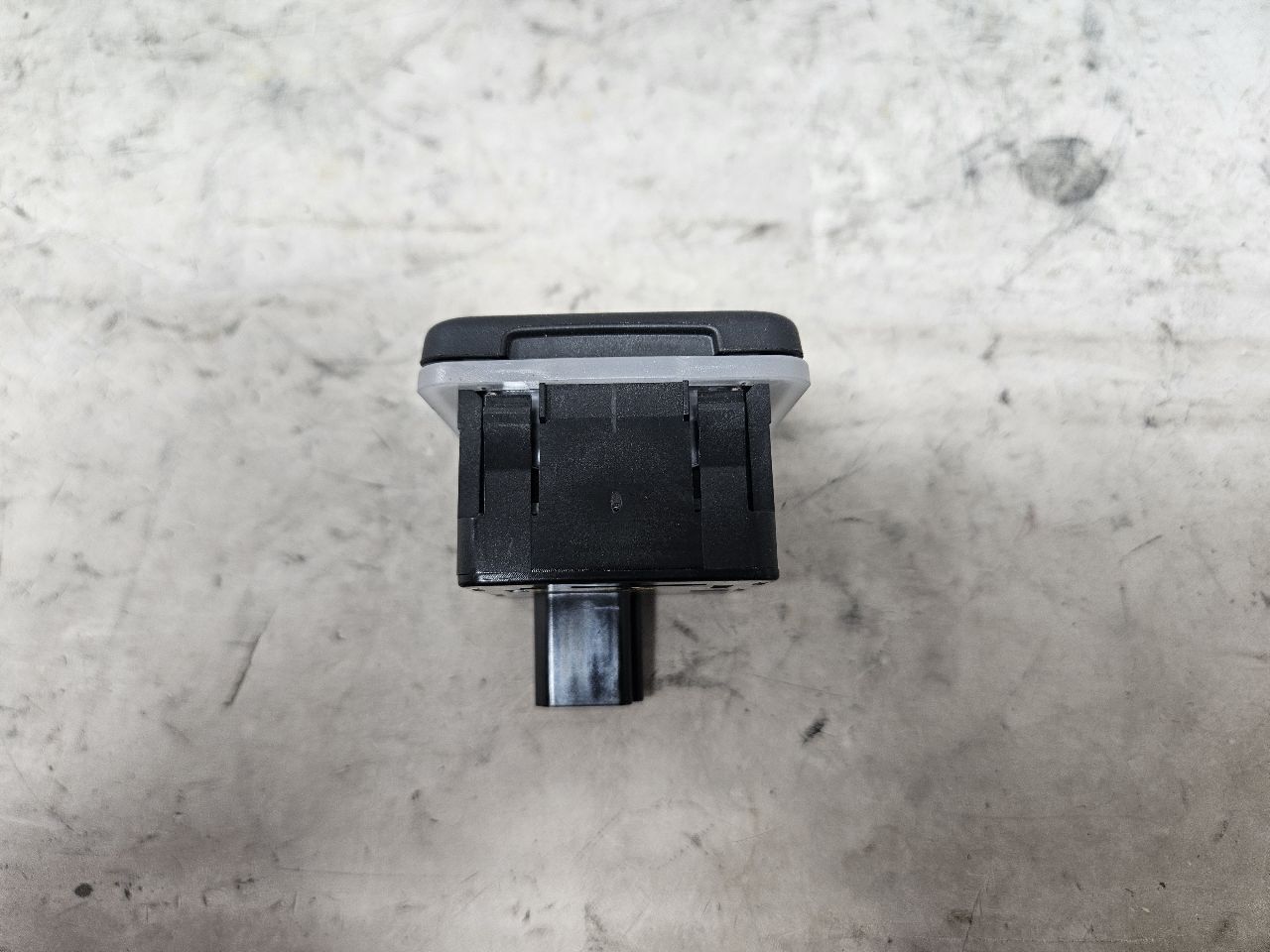 2023 SUBURBN15 HEADLIGHT 4WD TRAILER SWITCH TRIM 32971 - image 8