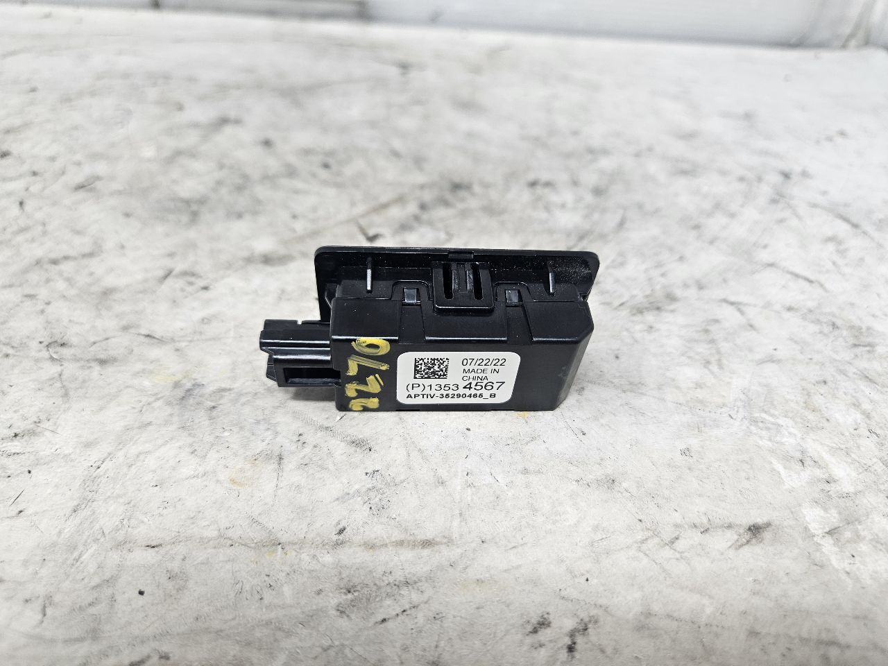 2023 SUBURBN15 USB C RECEPTACLE OUTLET 13534567 32973 - image 2