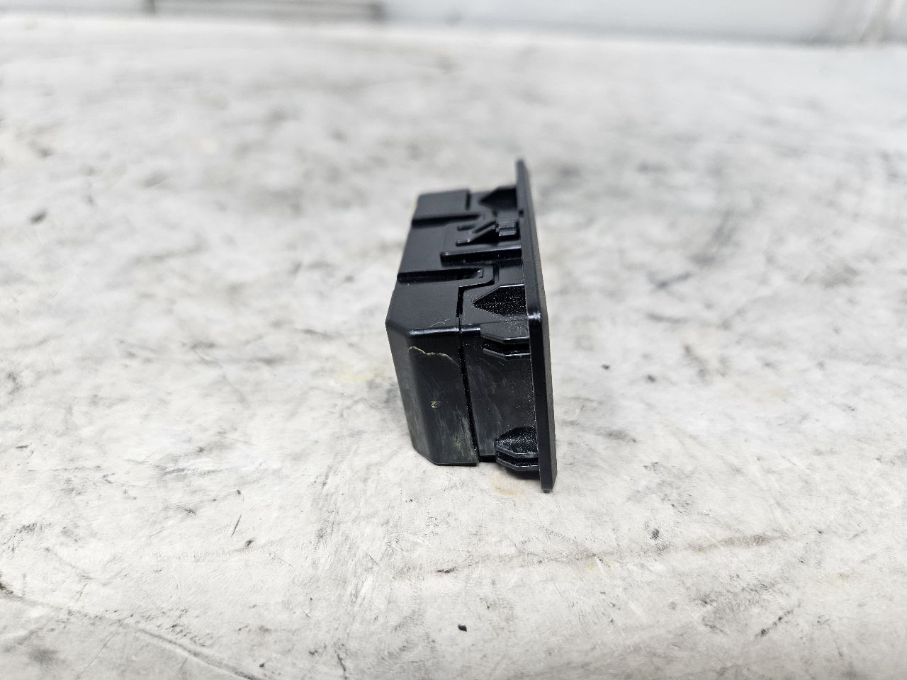 2023 SUBURBN15 USB C RECEPTACLE OUTLET 13534567 32973 - image 3
