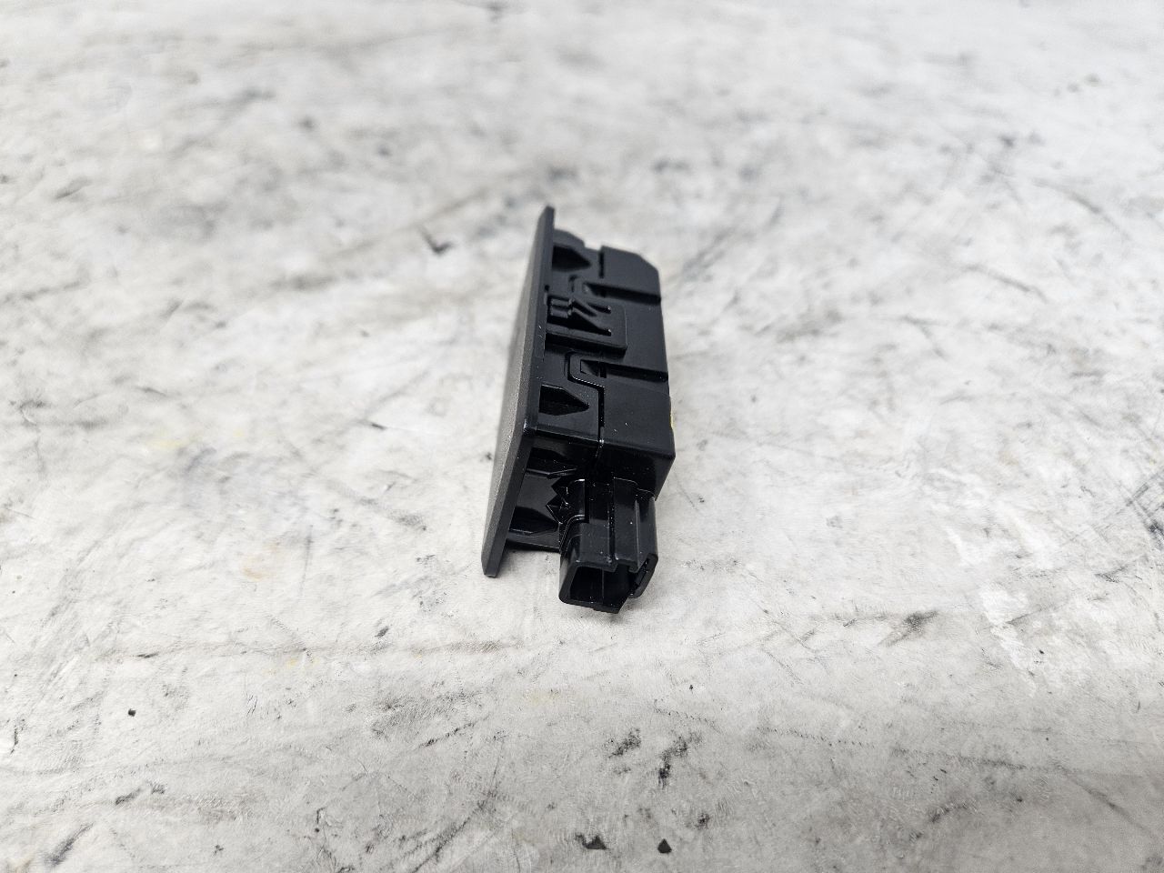 2023 SUBURBN15 USB C RECEPTACLE OUTLET 13534567 32973 - image 4