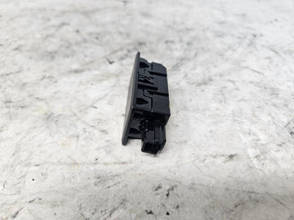2023 SUBURBN15 USB C RECEPTACLE OUTLET 13534567 32973 - image 4