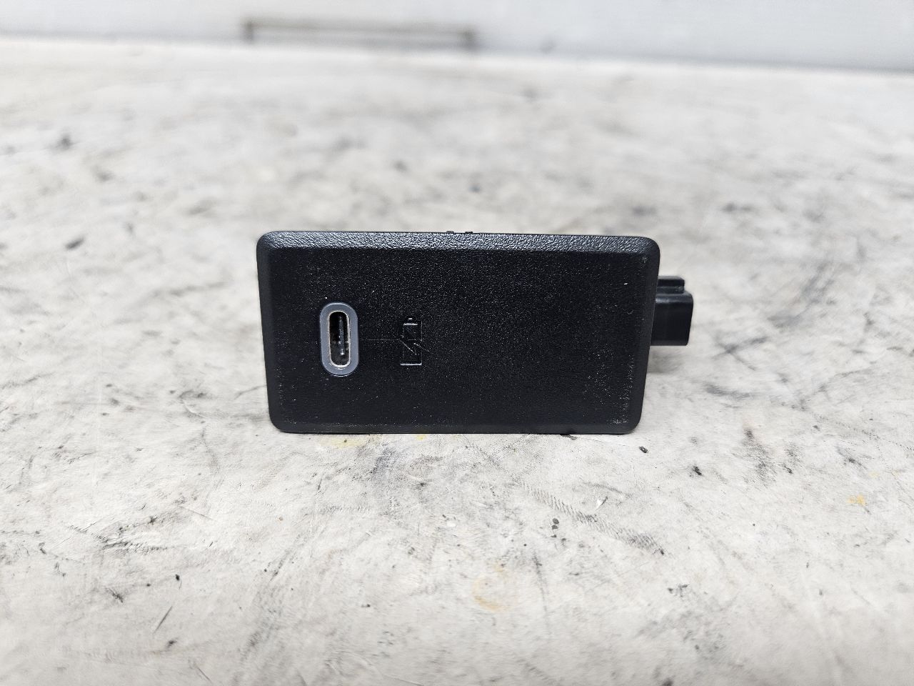 2023 SUBURBN15 USB C RECEPTACLE OUTLET 13534567 32973 - image 5