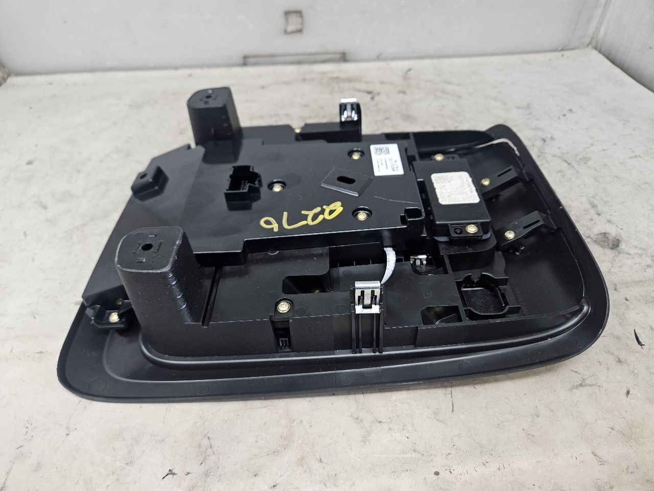 2023 SUBURBN15 OVERHEAD CONSOLE BLACK HOMELINK 32976 - image 9