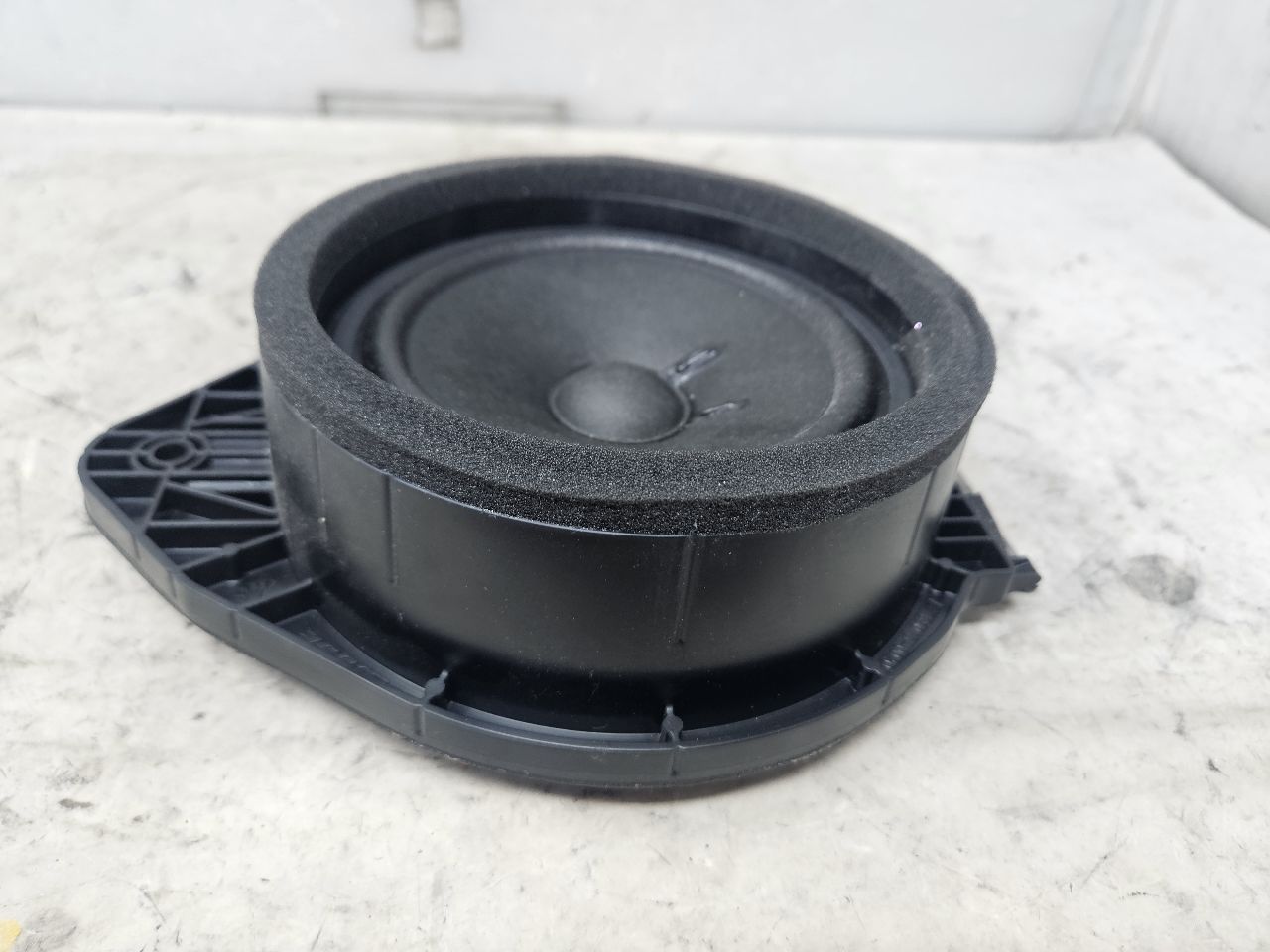 2023 SUBURBN15 REAR DOOR BOSE SPEAKER 86779189 32981 - image 2