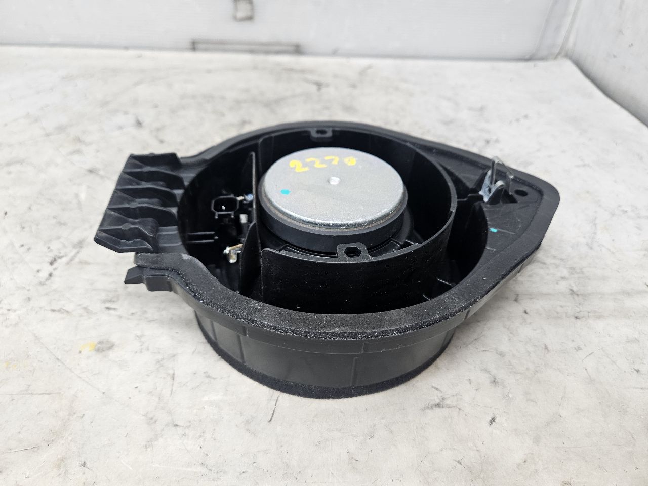 2023 SUBURBN15 REAR DOOR BOSE SPEAKER 86779189 32981 - image 4