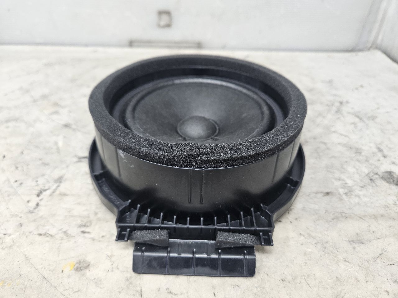 2023 SUBURBN15 REAR DOOR BOSE SPEAKER 86779189 32981 - image 6