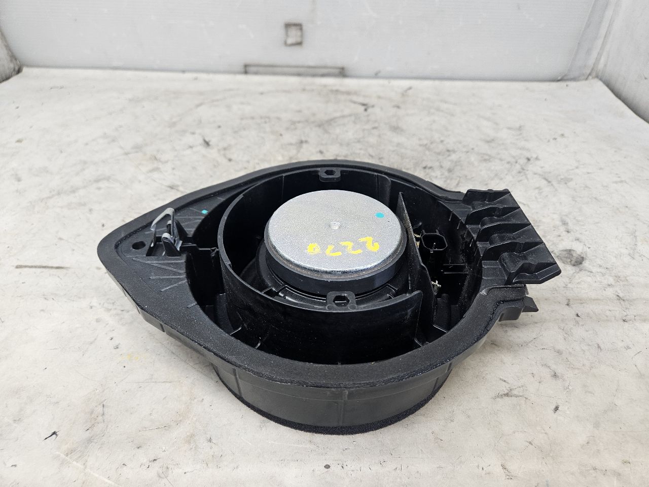 2023 SUBURBN15 REAR DOOR BOSE SPEAKER 86779189 32981 - image 8