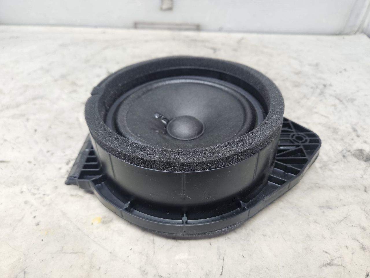 2023 SUBURBN15 REAR DOOR BOSE SPEAKER 86779189 32981 - image 9