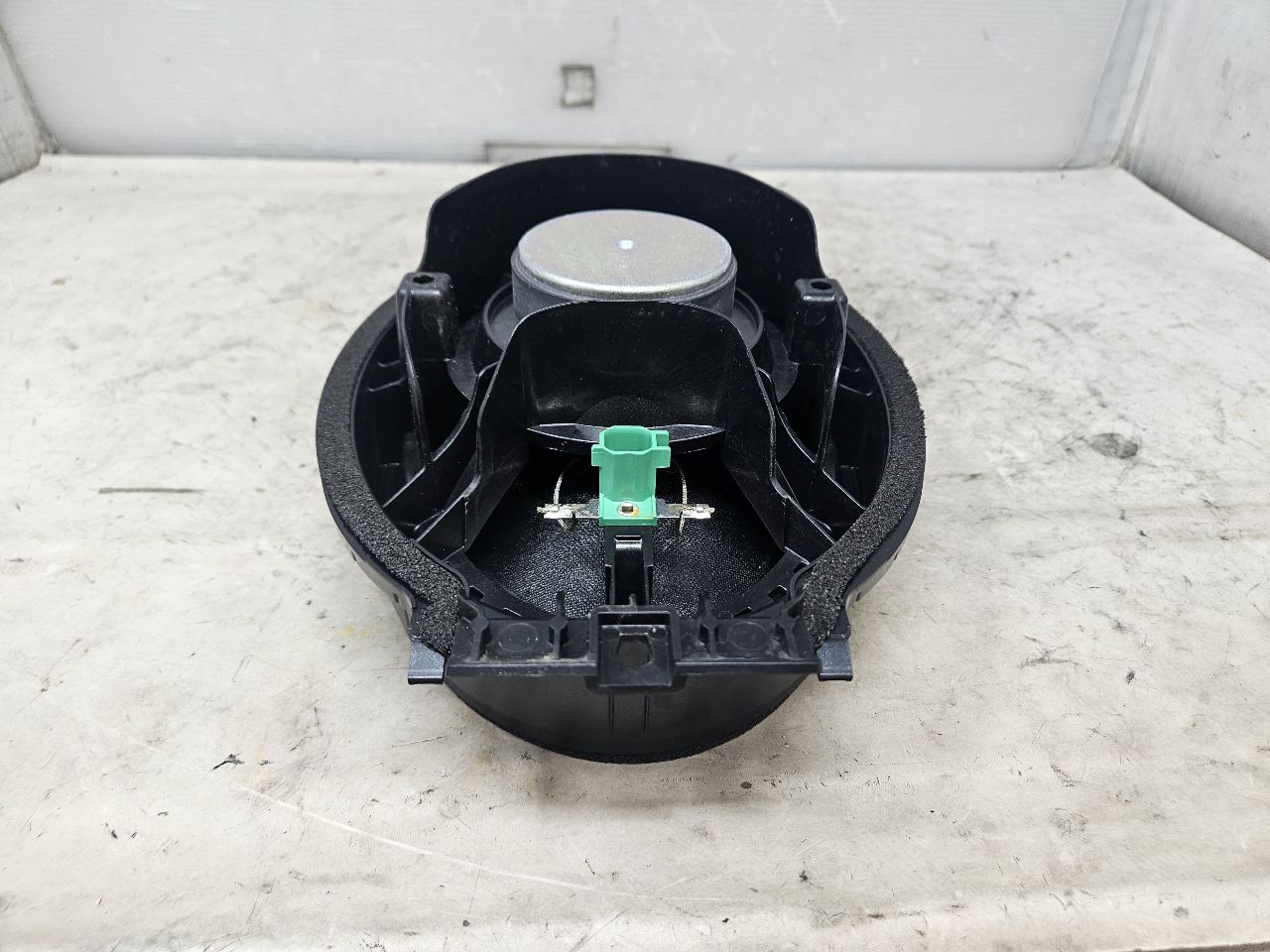 2023 SUBURBN15 REAR DOOR BOSE SPEAKER 86779189 32982 - image 1