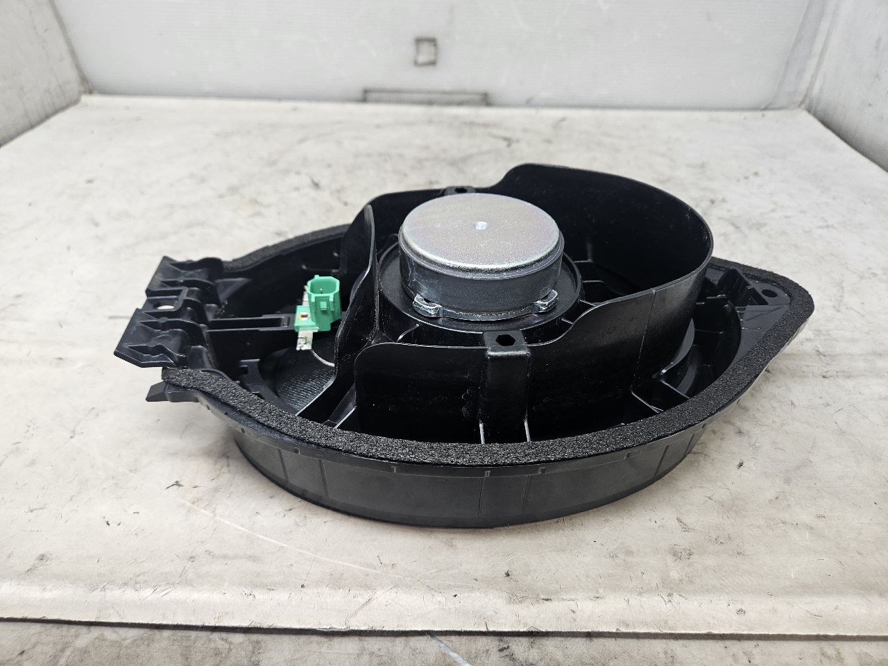 2023 SUBURBN15 REAR DOOR BOSE SPEAKER 86779189 32982 - image 2