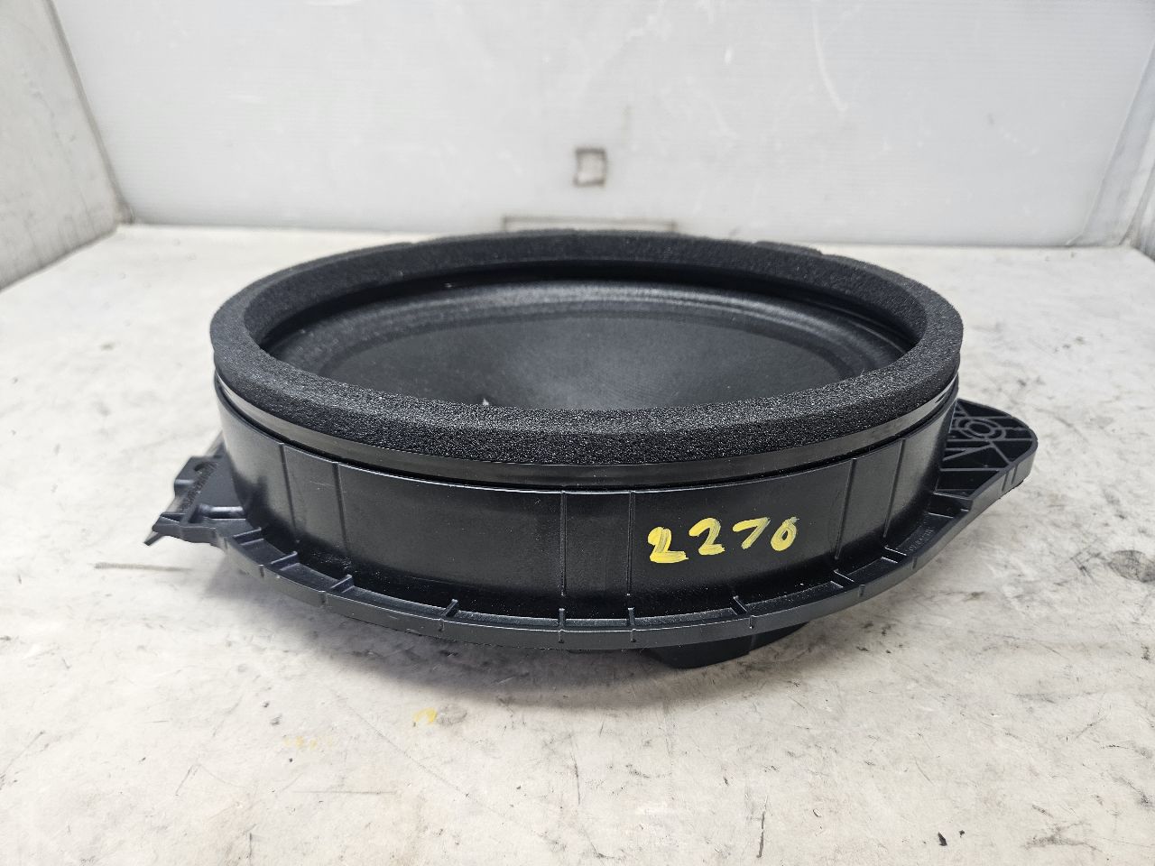 2023 SUBURBN15 REAR DOOR BOSE SPEAKER 86779189 32982 - image 3