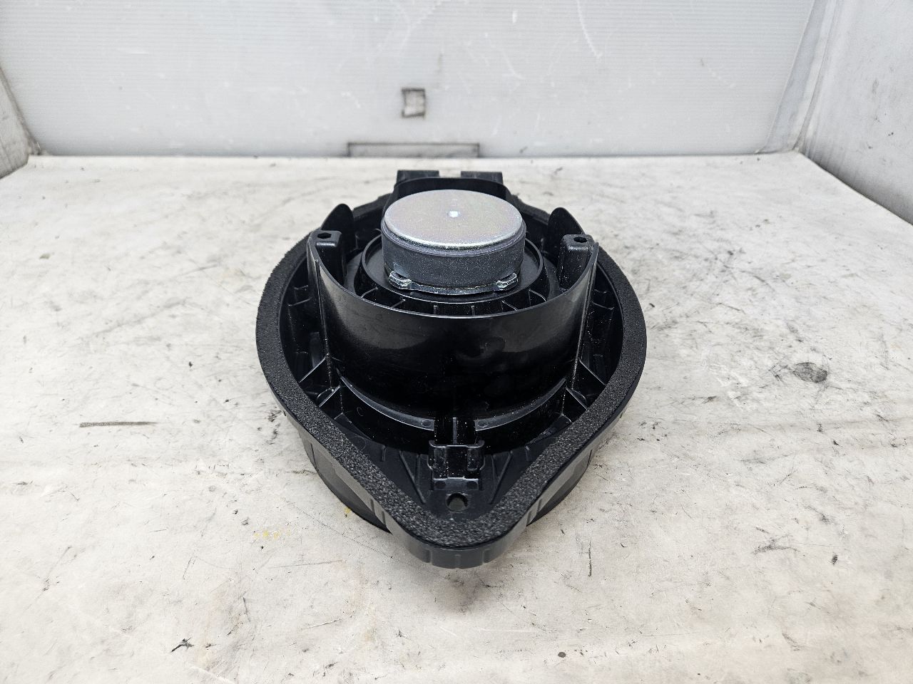 2023 SUBURBN15 REAR DOOR BOSE SPEAKER 86779189 32982 - image 7