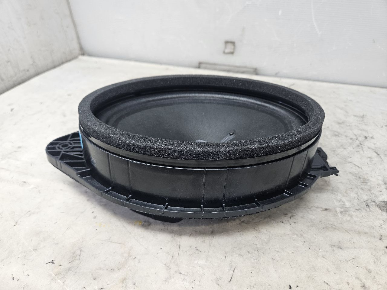 2023 SUBURBN15 REAR DOOR BOSE SPEAKER 86779189 32982 - image 8