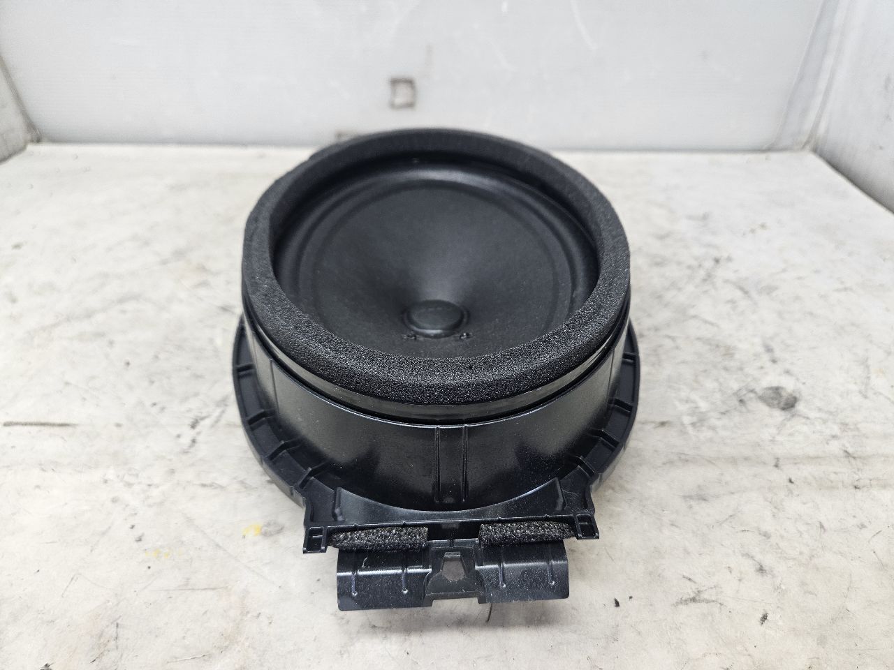 2023 SUBURBN15 REAR DOOR BOSE SPEAKER 86779189 32982 - image 9