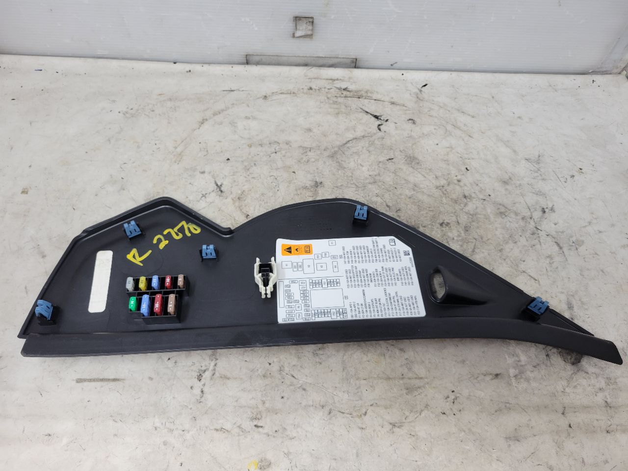2023 SUBURBN15 RH PASSENGER DASH END CAP 84845759 32988 - image 8