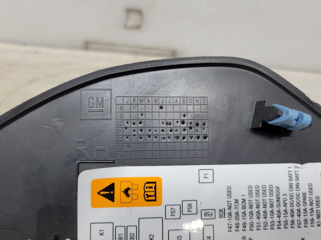 2023 SUBURBN15 RH PASSENGER DASH END CAP 84845759 32988 - image 9
