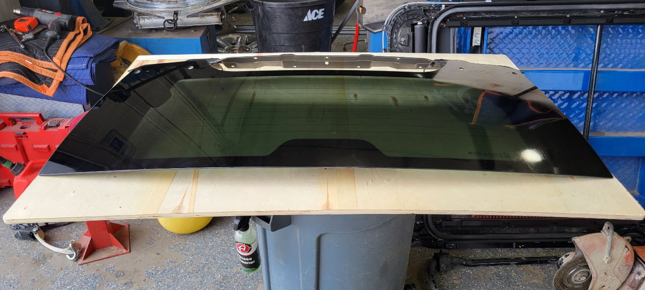 2023 SUBURBN15 OEM REAR BACK GLASS WITH DEFROST 33003 - image 2