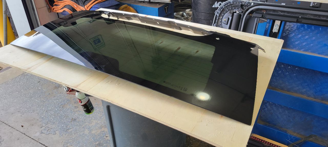 2023 SUBURBN15 OEM REAR BACK GLASS WITH DEFROST 33003 - image 4