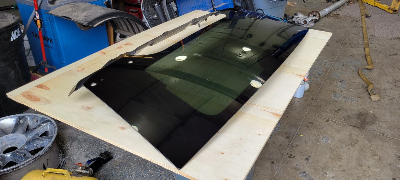 2023 SUBURBN15 OEM REAR BACK GLASS WITH DEFROST 33003 - image 5