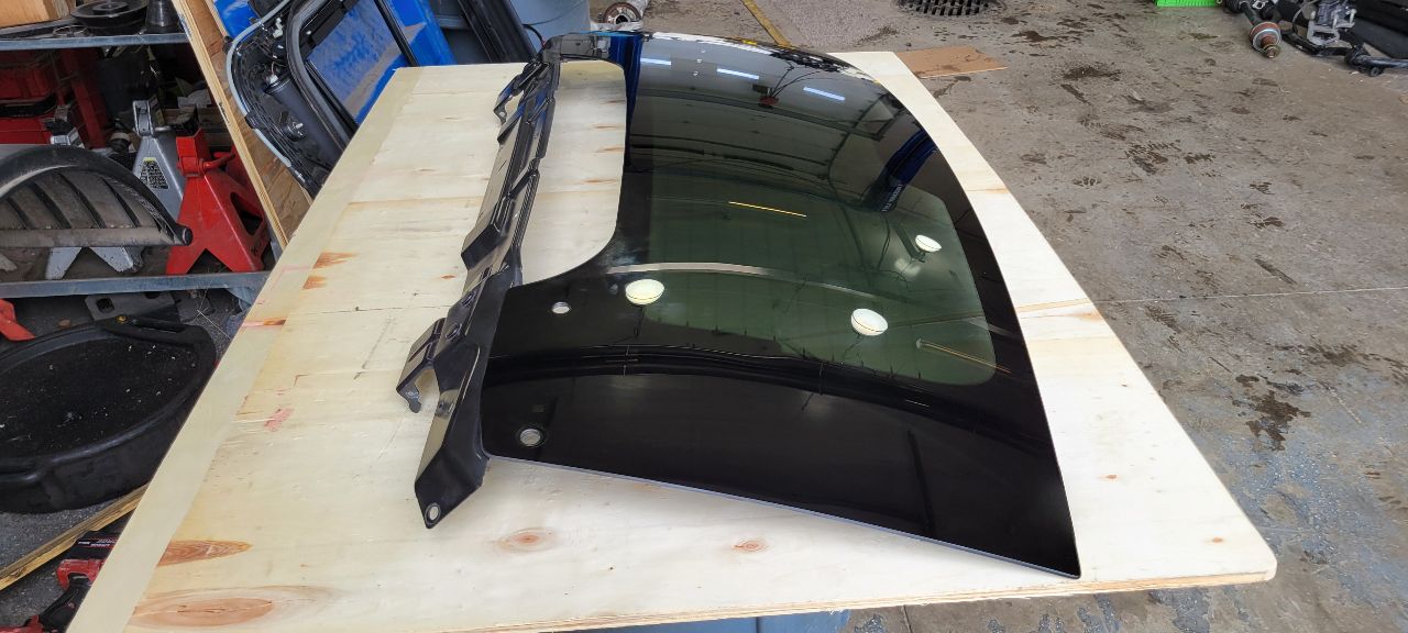 2023 SUBURBN15 OEM REAR BACK GLASS WITH DEFROST 33003 - image 6