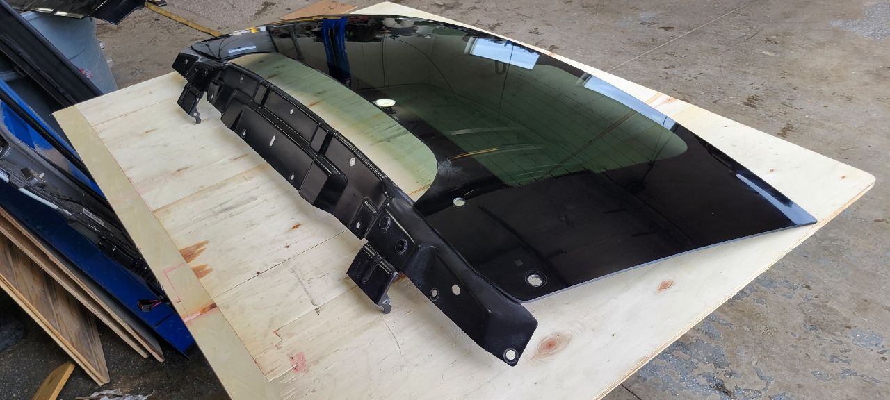 2023 SUBURBN15 OEM REAR BACK GLASS WITH DEFROST 33003 - image 7