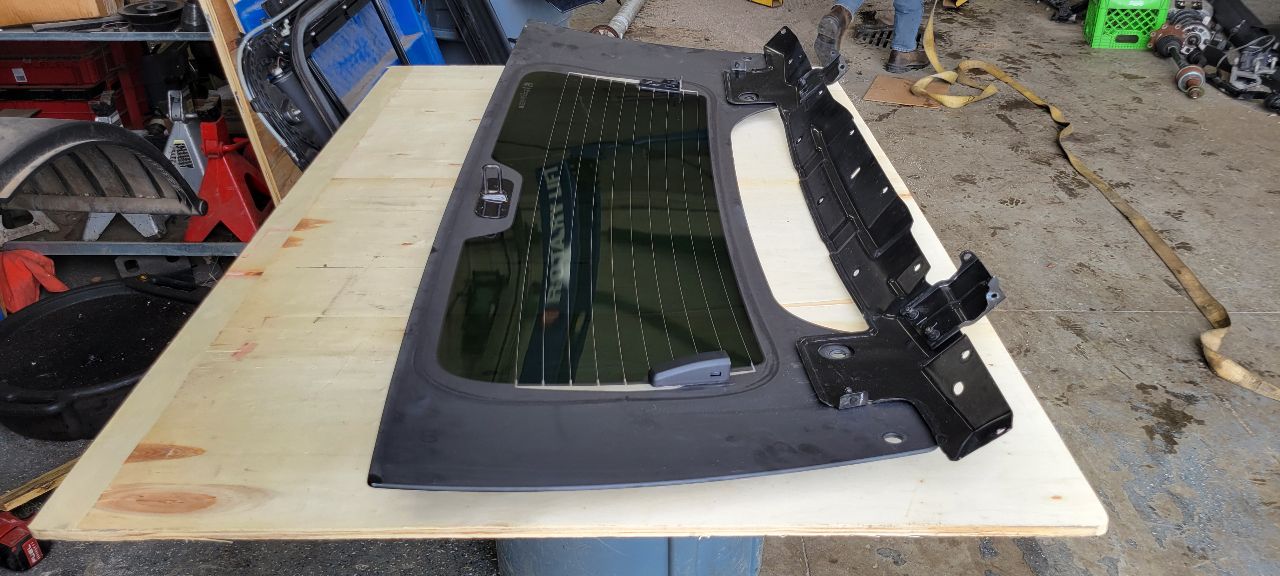2023 SUBURBN15 OEM REAR BACK GLASS WITH DEFROST 33003 - image 14
