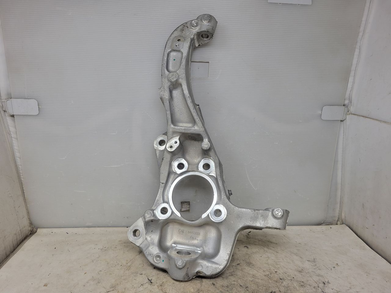2023 SUBURBN15 LH DRIVER FRONT SPINDLE KNUCKLE 37K 33026 - image 1