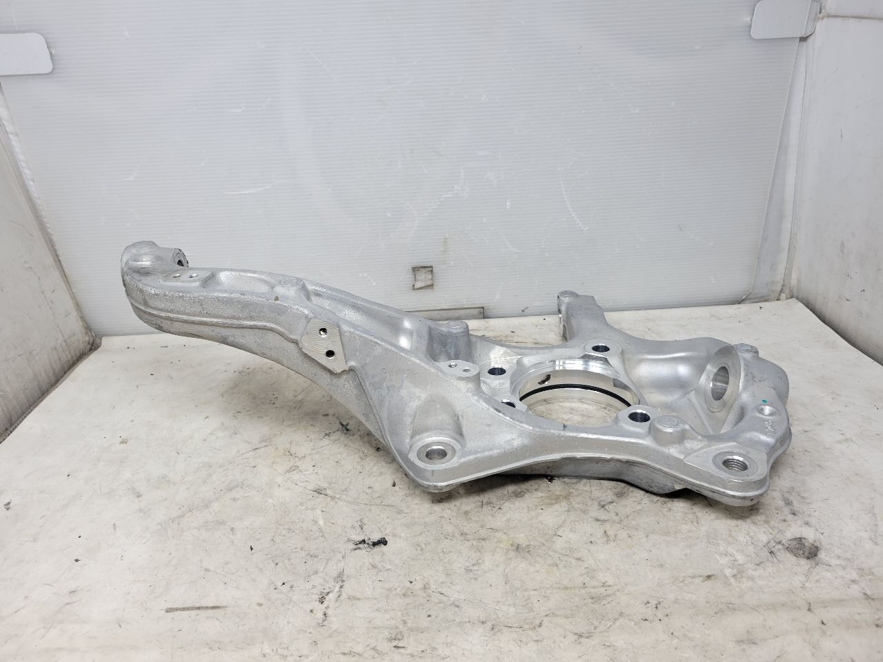 2023 SUBURBN15 LH DRIVER FRONT SPINDLE KNUCKLE 37K 33026 - image 4