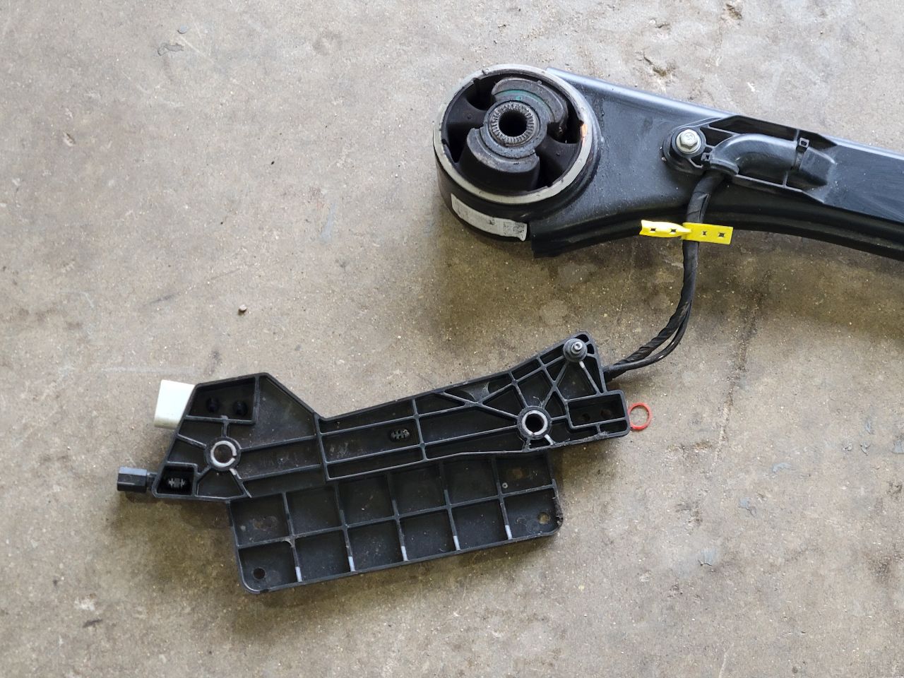 2023 SUBURBN15 LH REAR TRAILING ARM 37K MI 84591014 33028 - image 3